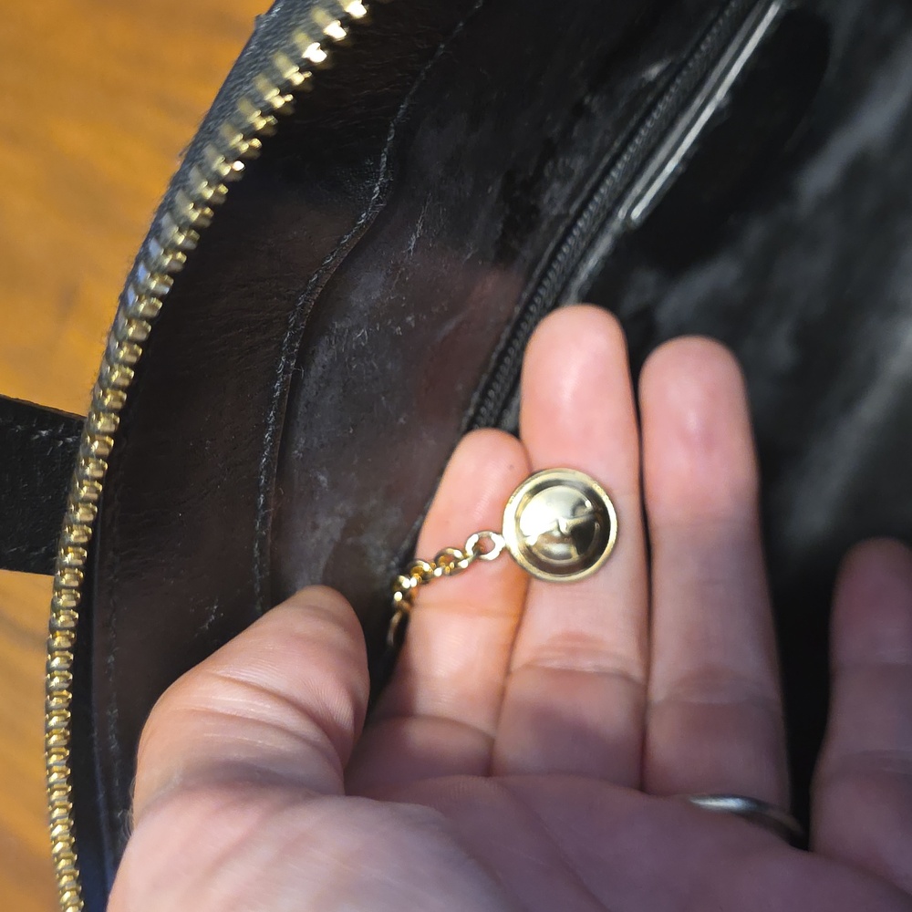 Vintage Gucci Structured Top-Zip Satchel – Black Leather & Gold Hardware - Picture 13 of 16